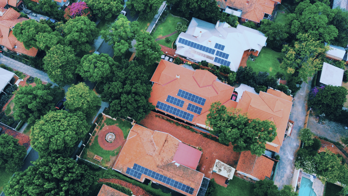 Foto di pannelli fotovoltaici su dei tetti
