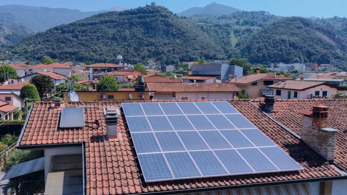 Foto di pannelli fotovoltaici su un tetto