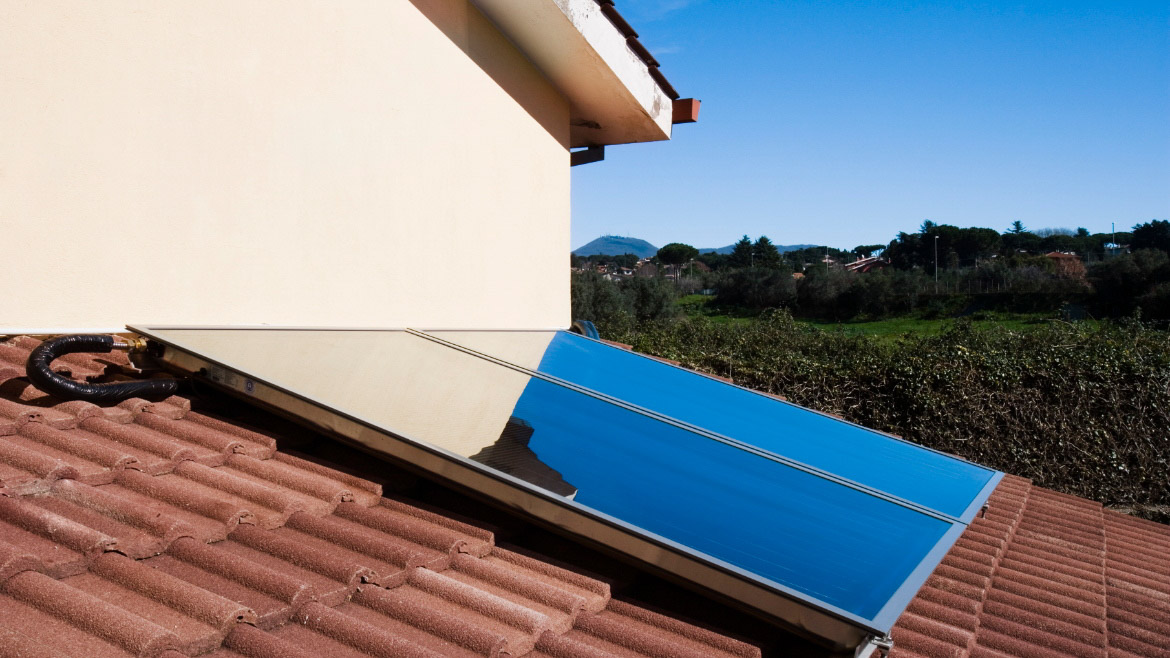 Immagine di un pannello solare installato sul tetto di una villa