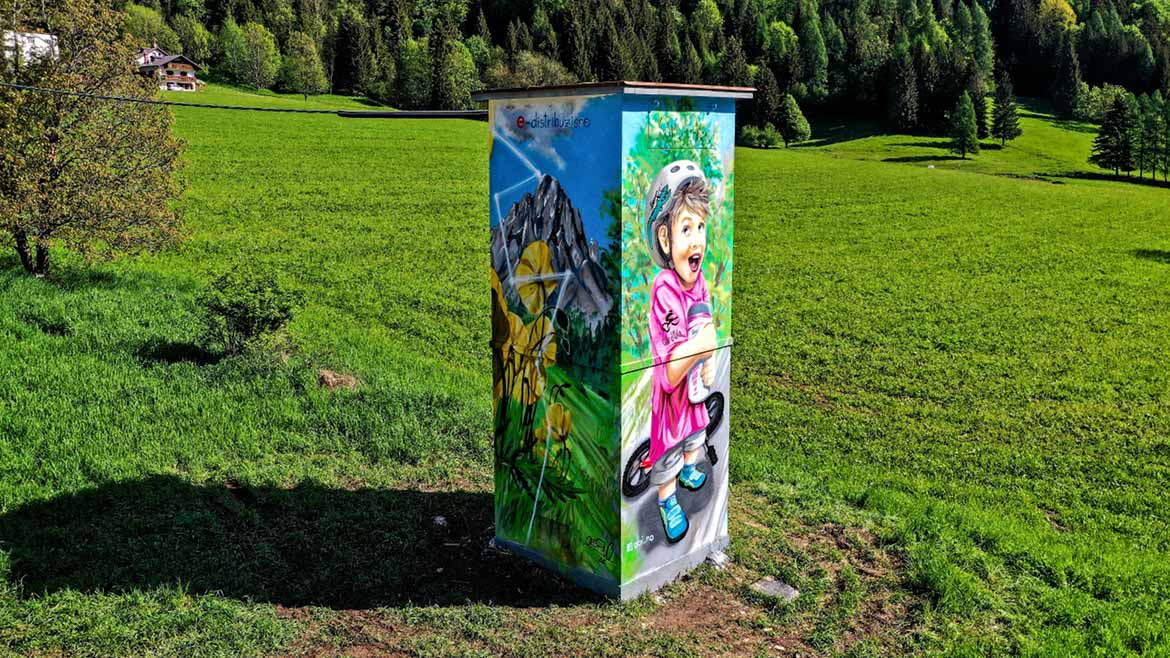 Immagine della cabina di Street Art a Vallada Agordina (BL)