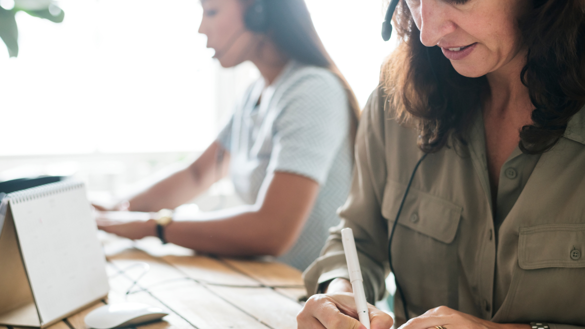 immagine di una donna con una penna in mano