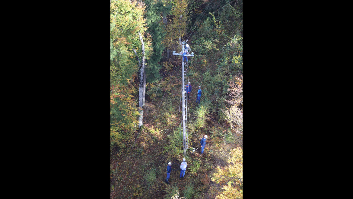 Immagine dei lavori di tecnici di e-distribuzione nel triveneto scattate da un elicottero