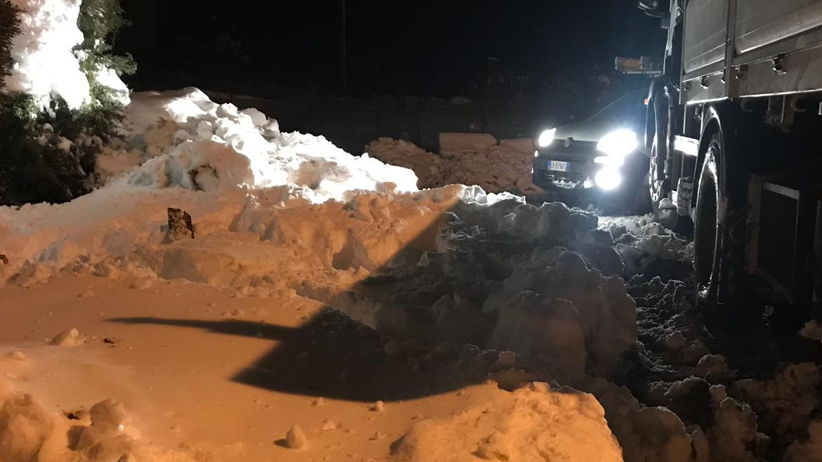 Le squadre al lavoro anche in notturna 