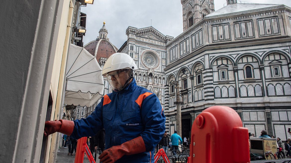 Foto di un dipendente E-Distribuzione al lavoro a Firenze