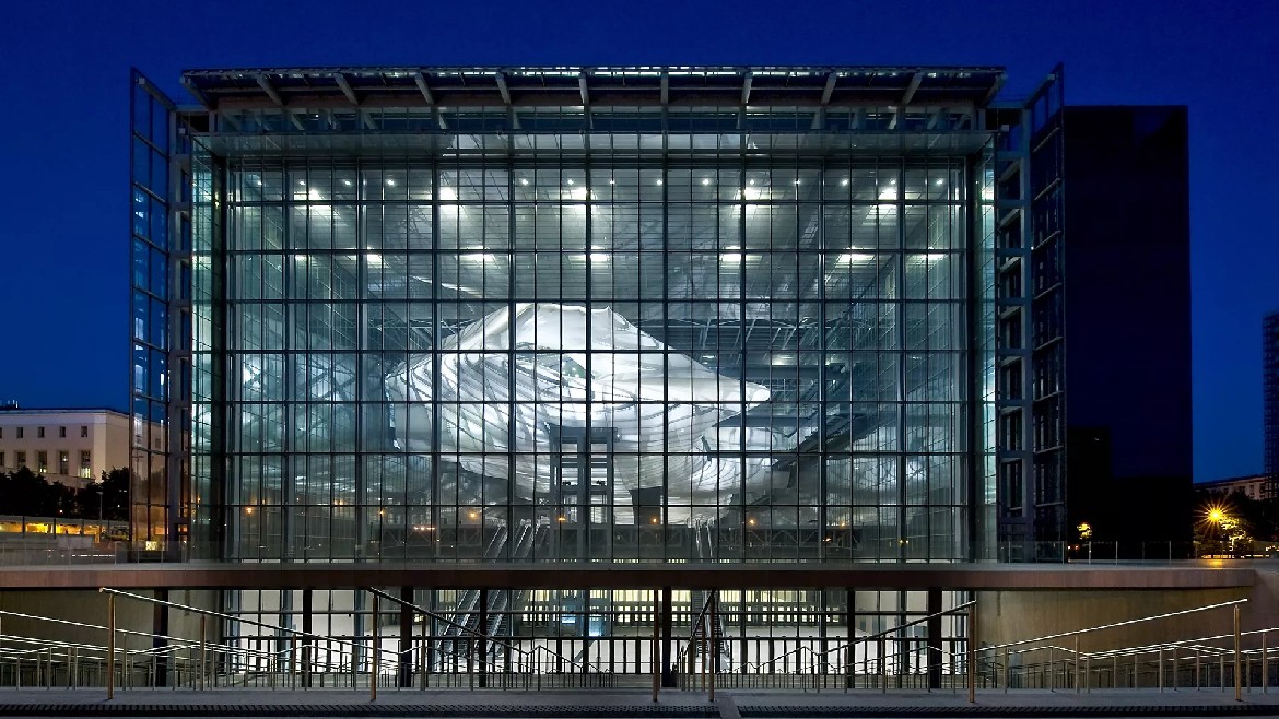 Immagine notturna del Centro Congressi la Nuvola di Roma