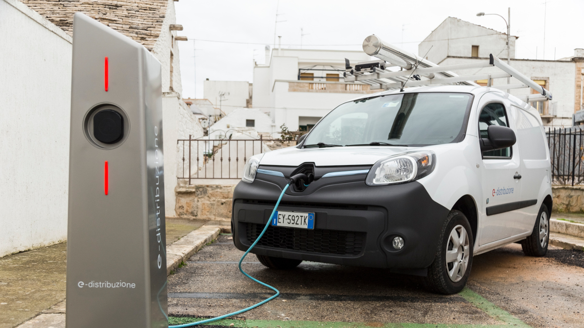 Immagine di macchina di e-distribuzione in ricarica ad un colonnina 