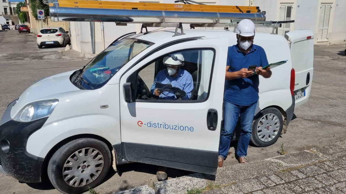 Immagini di operai e-distribuzione a Copertino (LE)