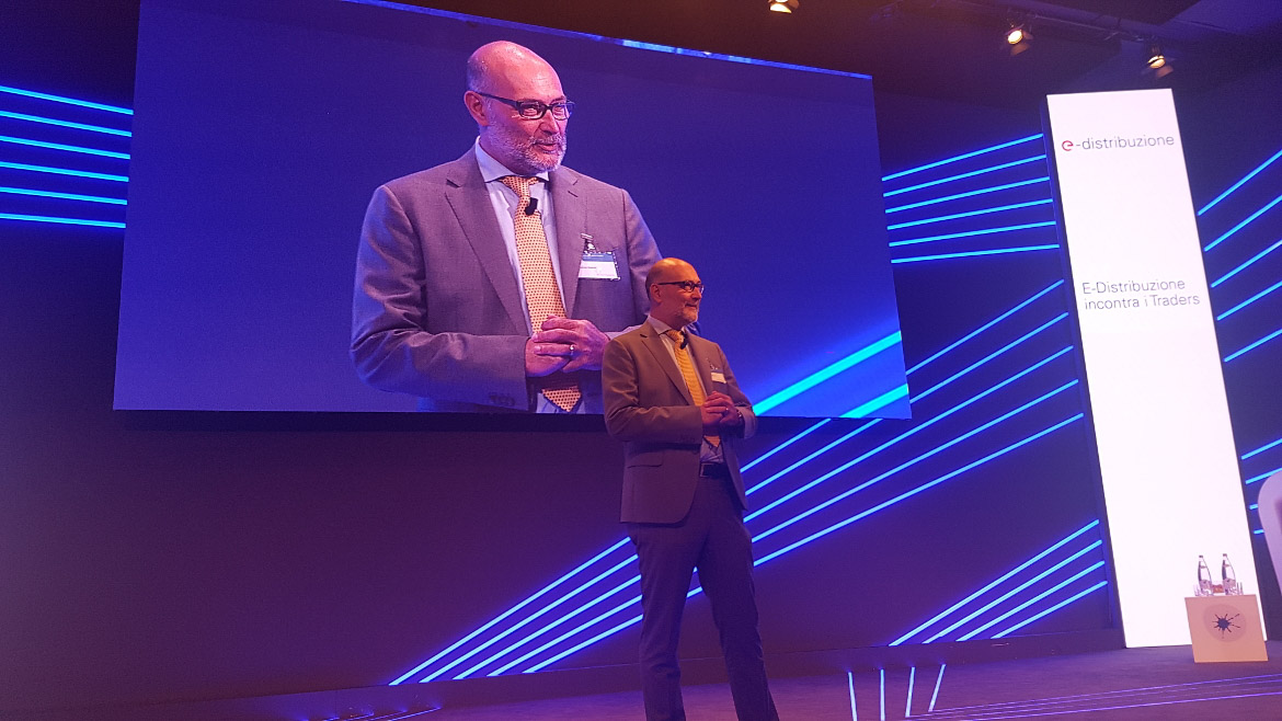 Foto di Lorenzo Bazzani sul palco durante l'incontro con i Traders