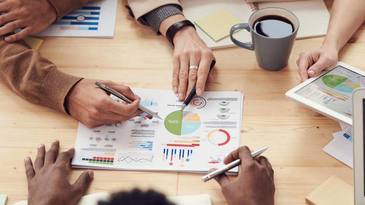 Foto di studenti che esaminano un foglio con dei grafici