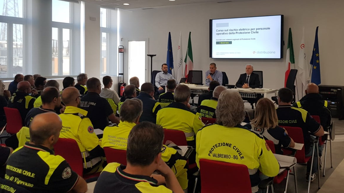 Foto dell'incontro della formazione per il rischio elettrico tra e-distribuzione ed i volontari della protezione civile della Regione Lombardia