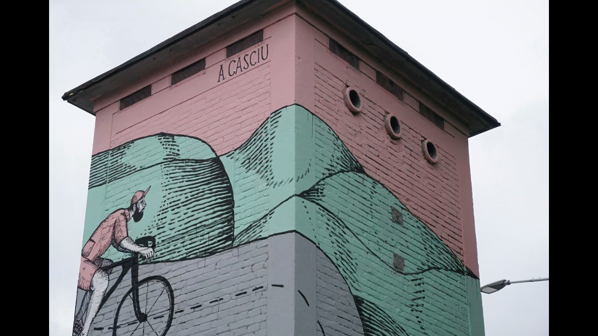 Foto della cabina pitturata in occasione della prima tappa del Giro d'Italia