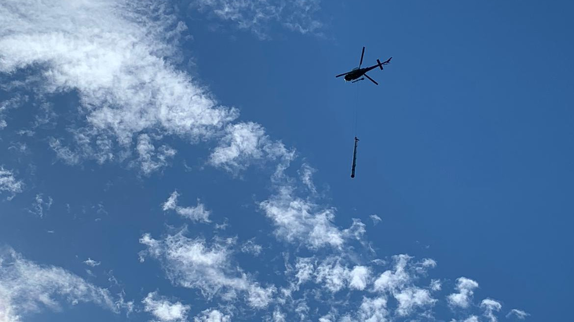 Immagini dell'elicottero impiegato per i lavori sugli impianti