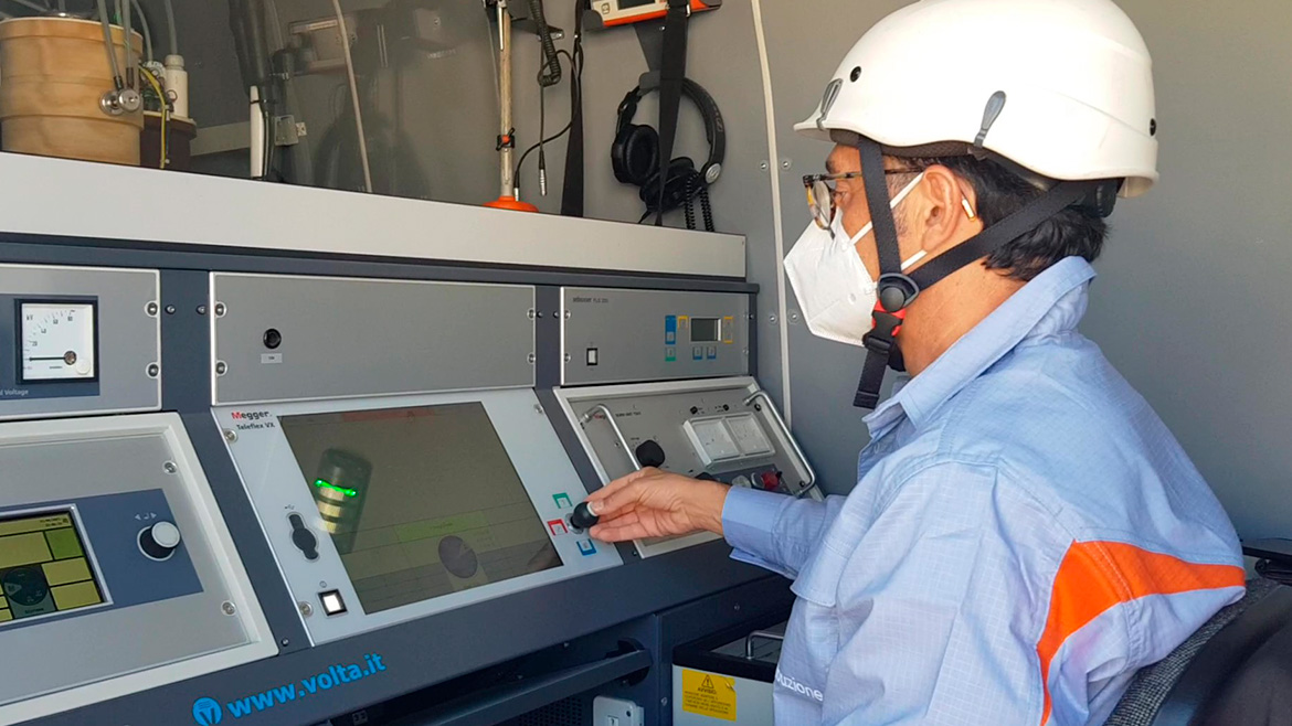 Immagine di repertorio un tecnico di e-distribuzione all'interno del laboratorio mobile