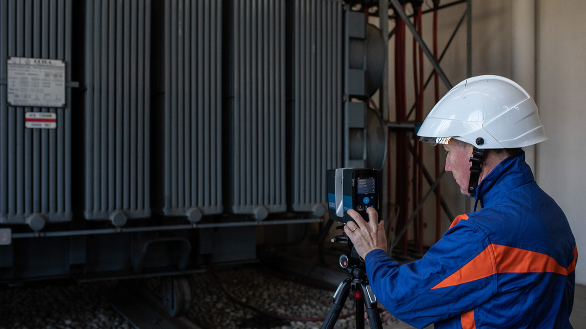 Foto di un tecnico di e-distribuzione che utilizza lo scanner laser 3D