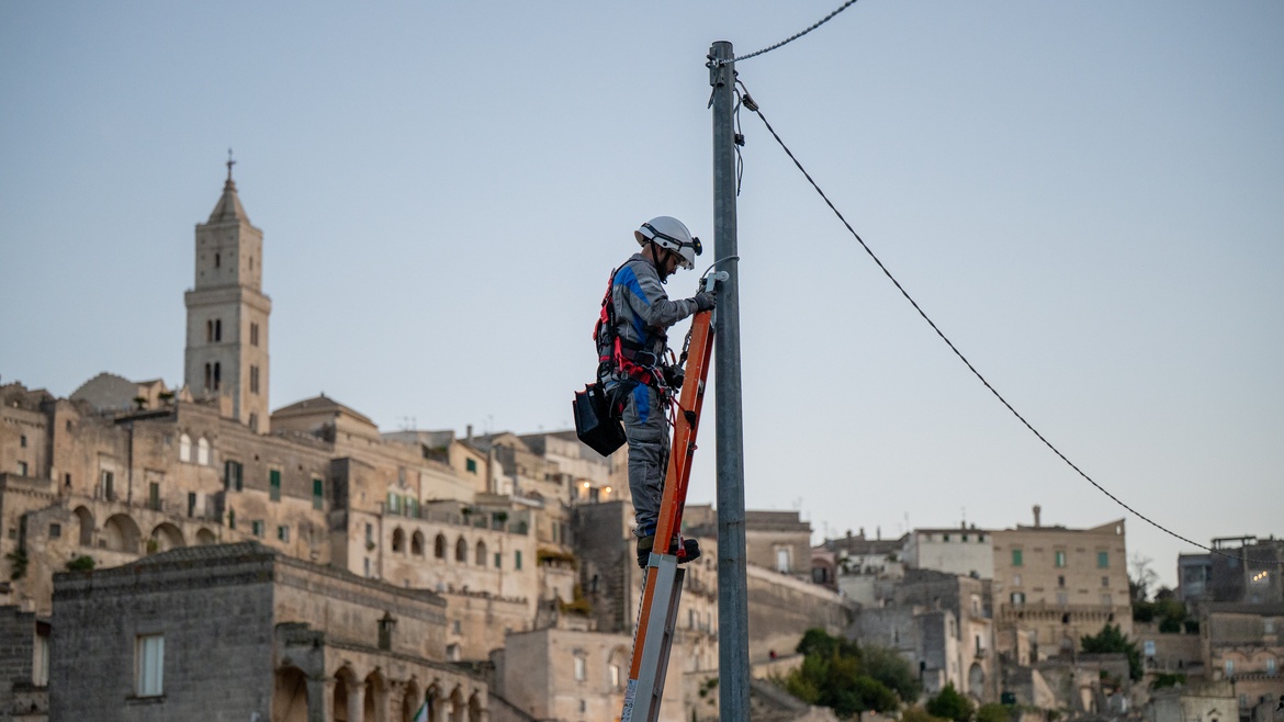 foto di un operaio E-Distribuzione