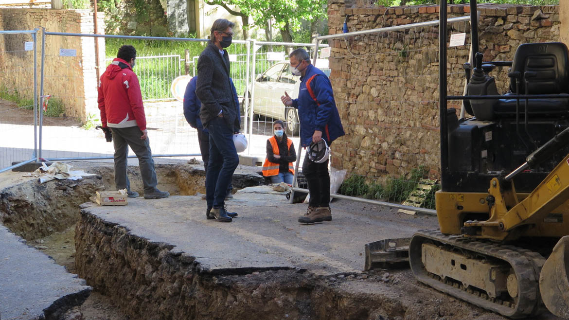 Foto degli scavi a Montepulciano durante i lavori di e-distribuzione per la cabina secondaria