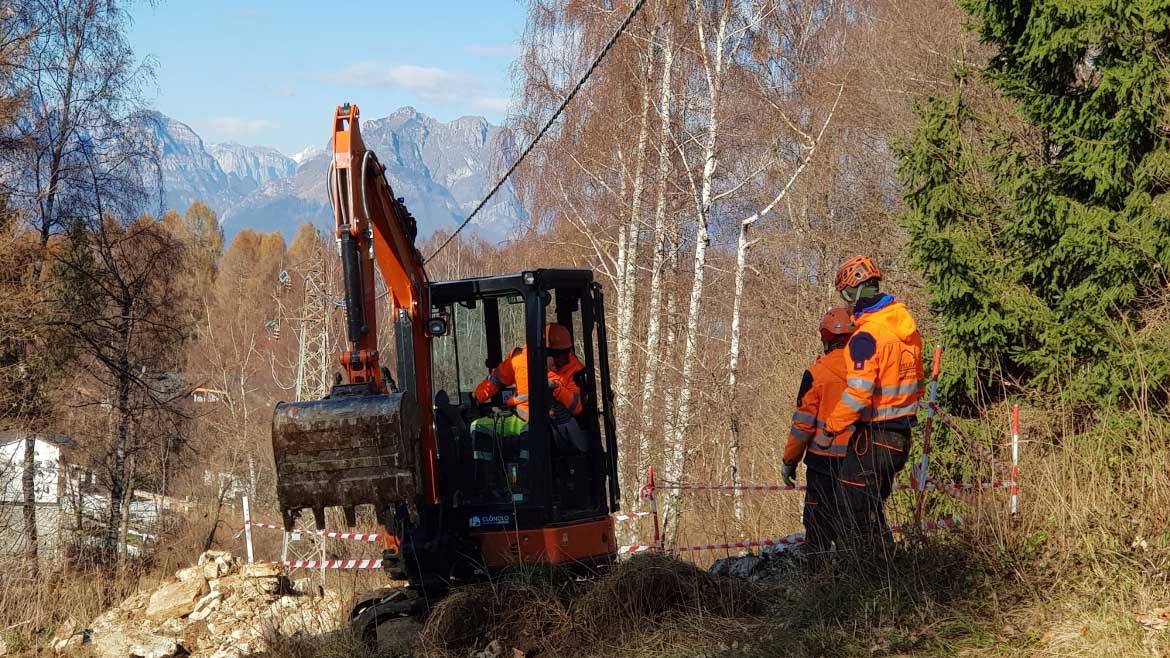 Immagine dei tecnici di e-distribuzione a lavoro per ripristinare la linea elettrica