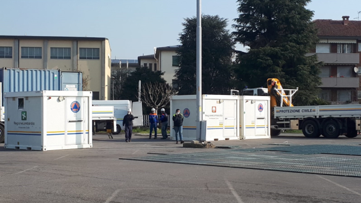 Foto dei tecnici di e-distribuzione alle prese con l'ospedale di emergenza