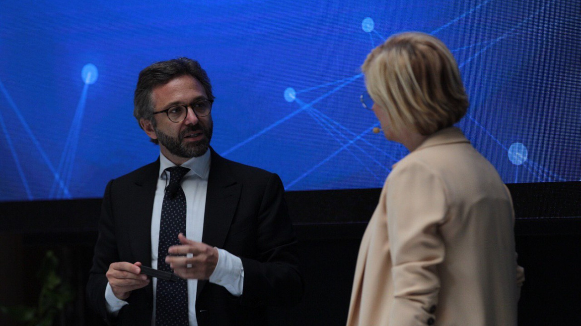 Foto di Vincenzo Ranieri che parla del progetto Puglia Active Network