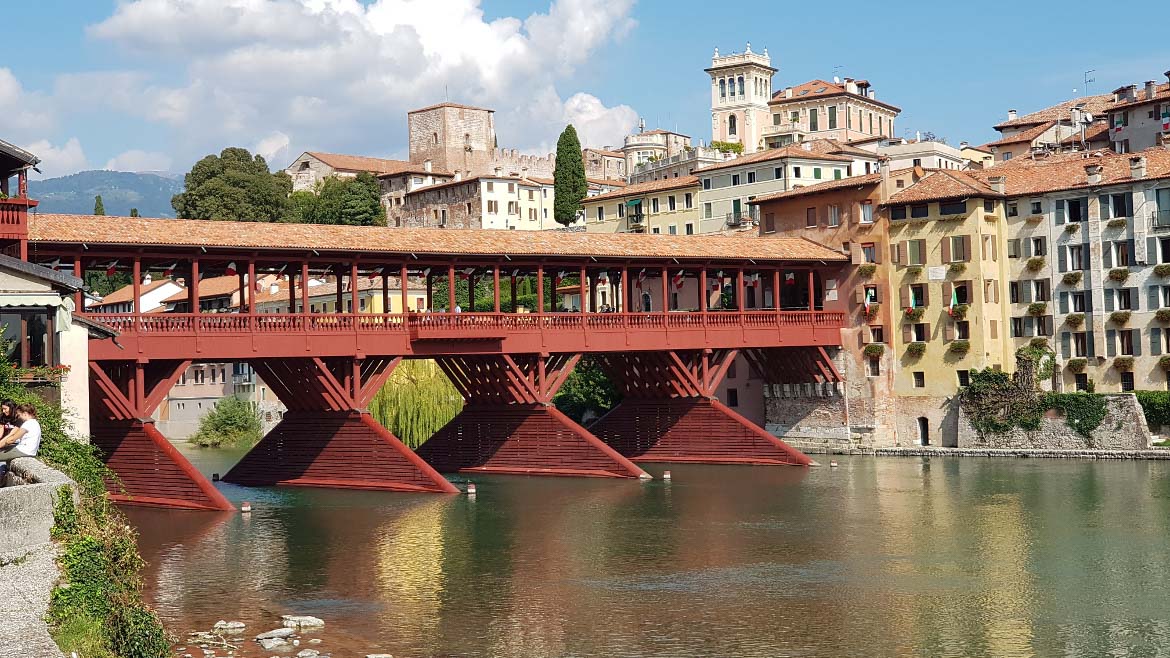 Immagini del Ponte di Bassano del Grappa (VI). conociuto come Il Ponte degli Alpini