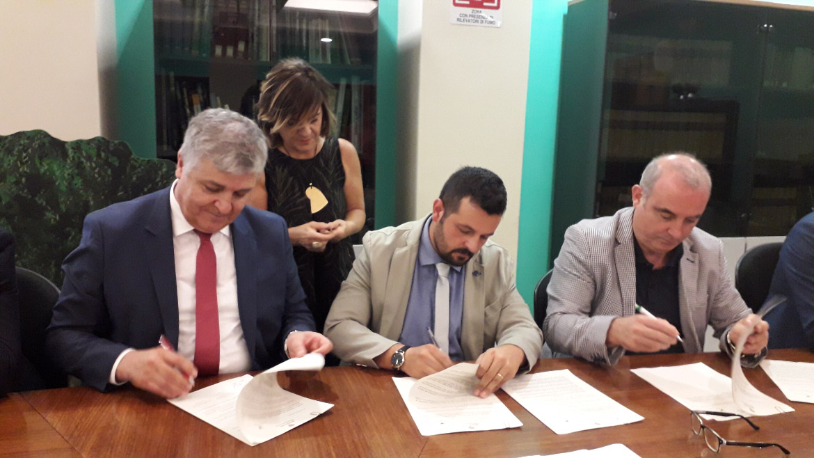 Foto della firma del protocollo tra e-distribuzione ed il corpo forestale Sardegna
