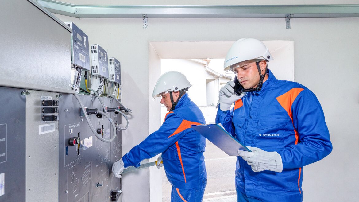 Foto di due dipendenti di E-Distribuzione