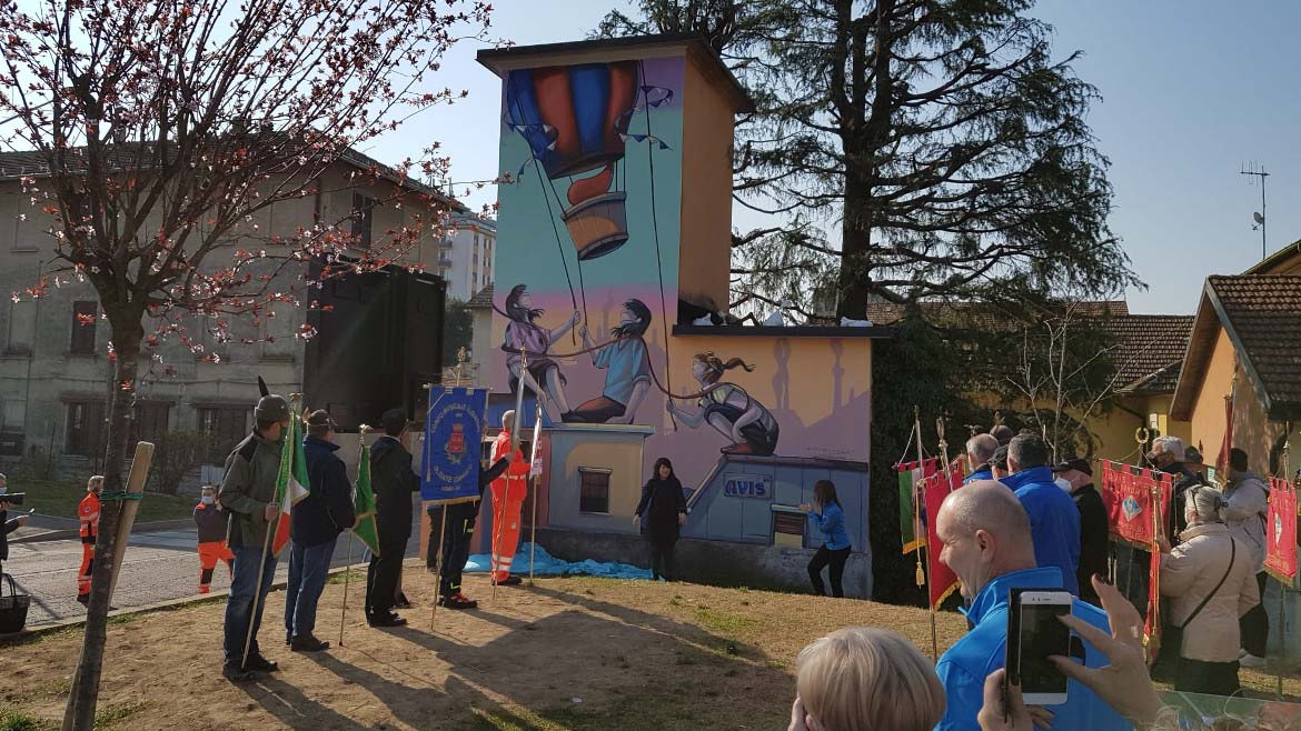 Immagine dell'inaugurazione dell'opera di Street Art della sede Avis di Olgiate Comasco (Como)