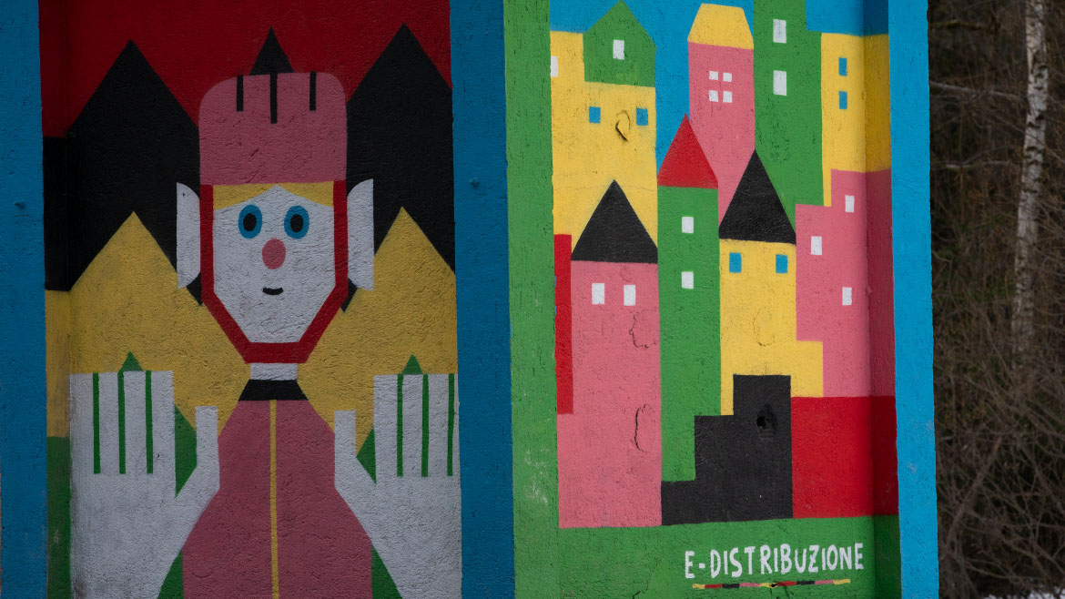 Foto di una cabina di e-distribuzione adibita alla stree art