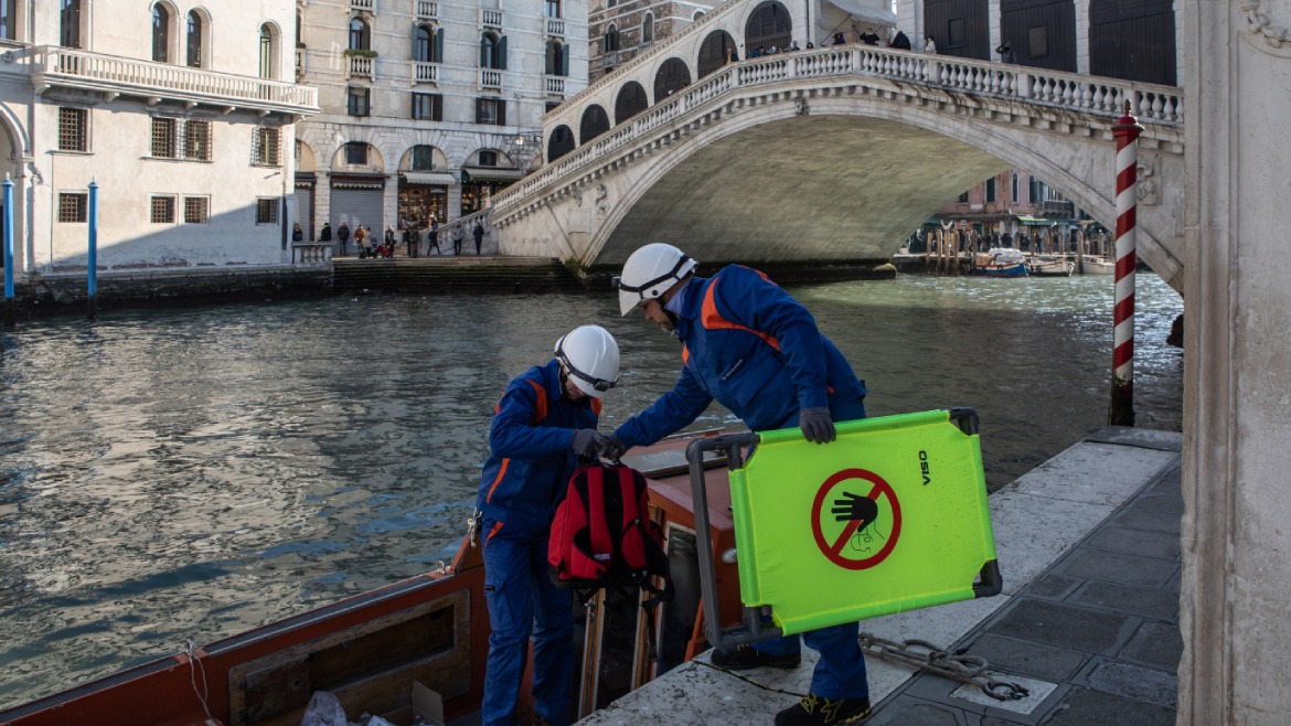 Foto di due dipendenti e-distribuzione su una barca a Venezia