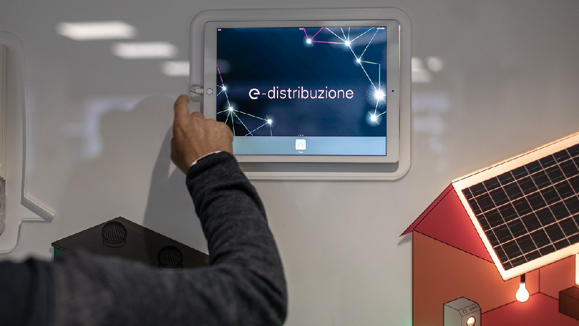 Foto di un i-pad di e-distribuzione utilizzato durante un sopralluogo digitale