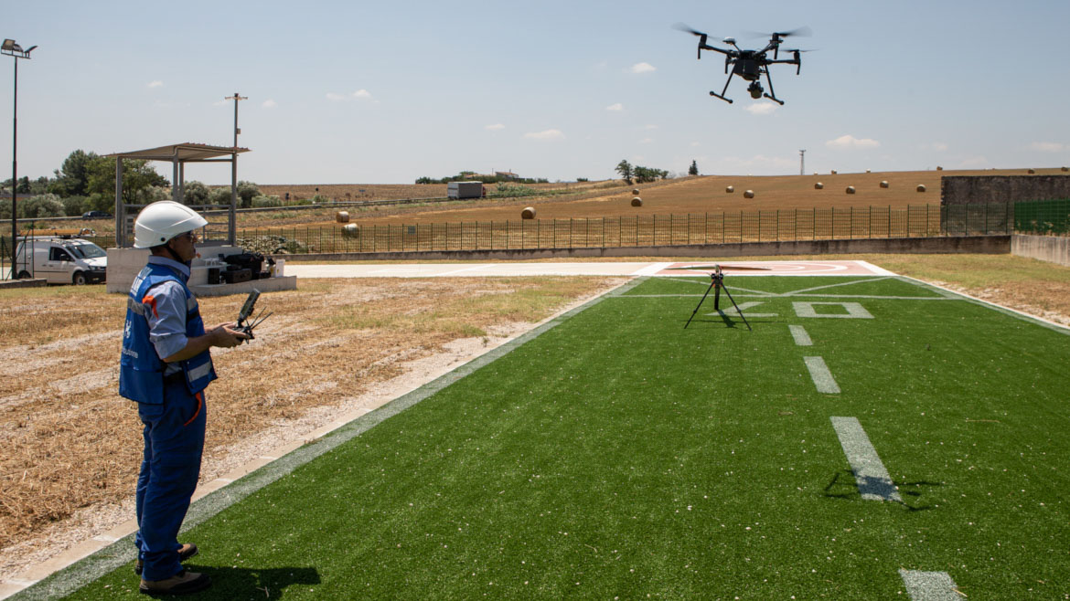 foto di un dipendente e-distribuzione che pilota un drone