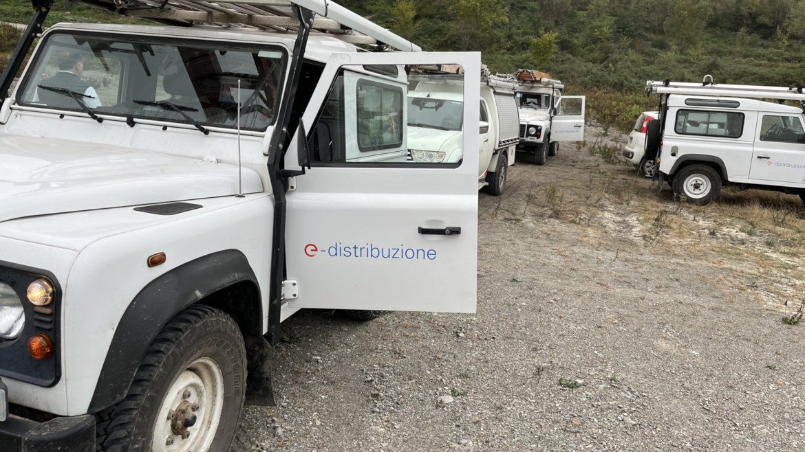 alcuni mezzi fuoristrada di e-distribuzione