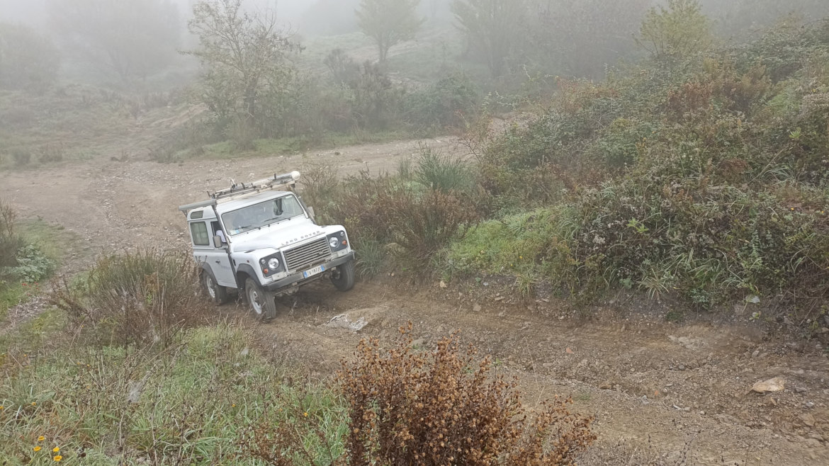 alcuni mezzi fuoristrada di e-distribuzione