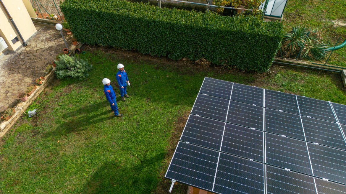 Foto di pannelli fotovoltaici e due tecnici E-Distribuzione
