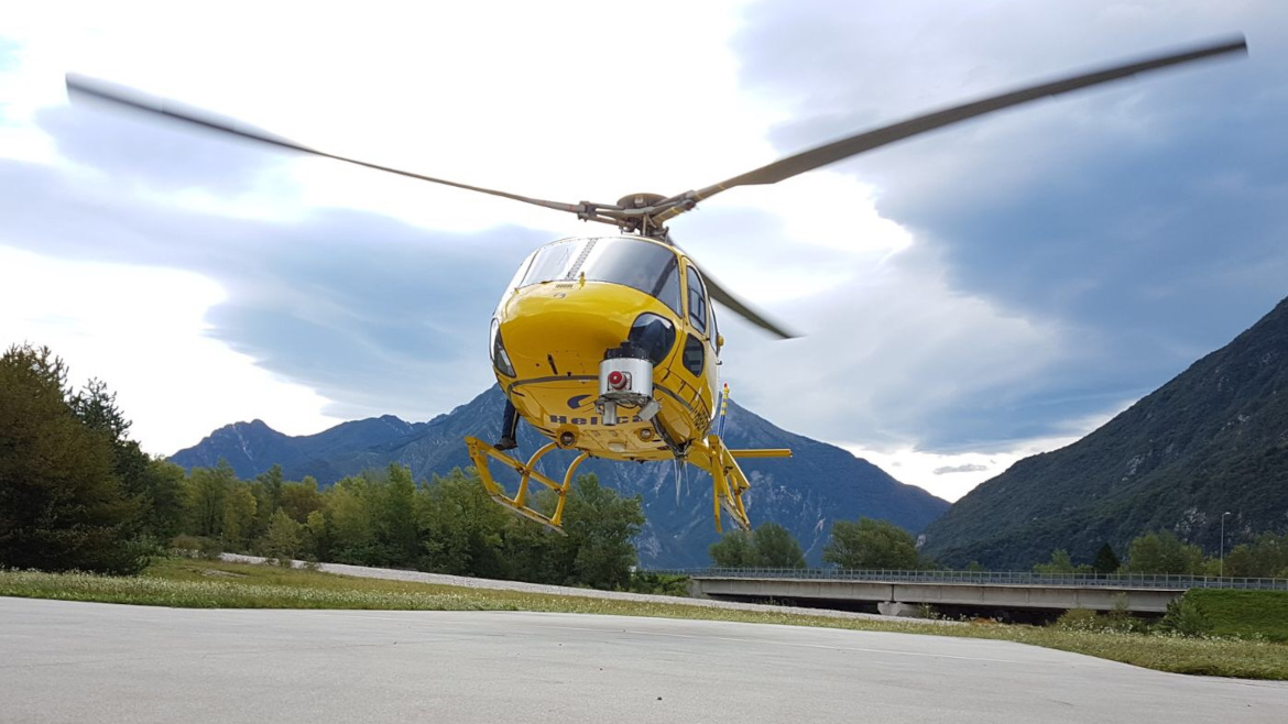 foto di elicottero per ispezioni in volo con lo sfondo di montagne