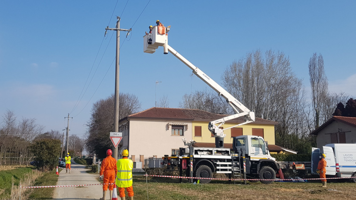 foto della squadra dei lavori sotto tensione mentre esegue un lavoro con l'autocestello