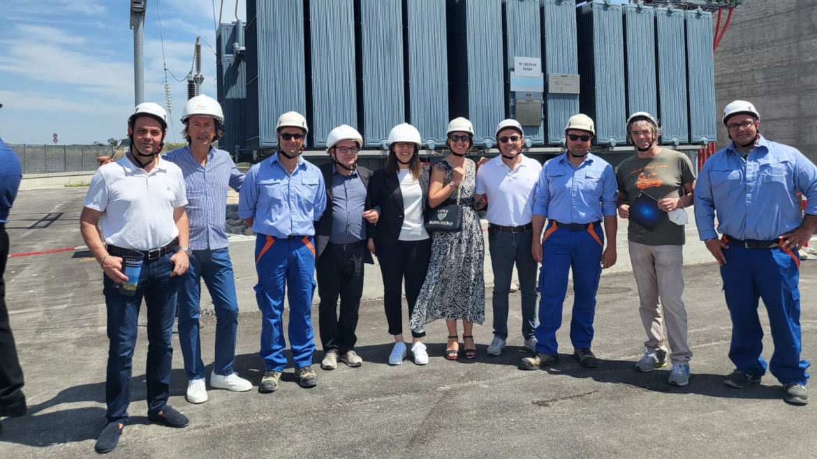 foto di persone durante l'inaugurazione della cabina primaria