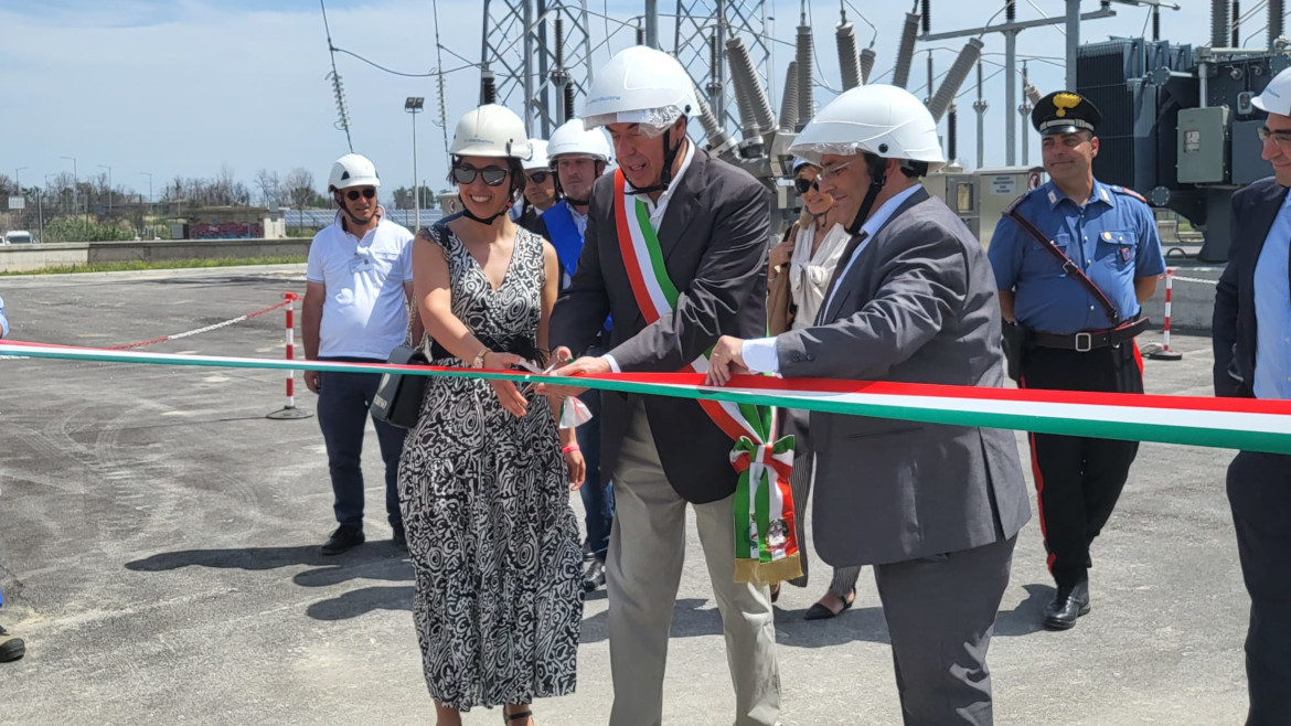 Persone che tagliano il nastro durante l'inaugurazione della cabina primaria