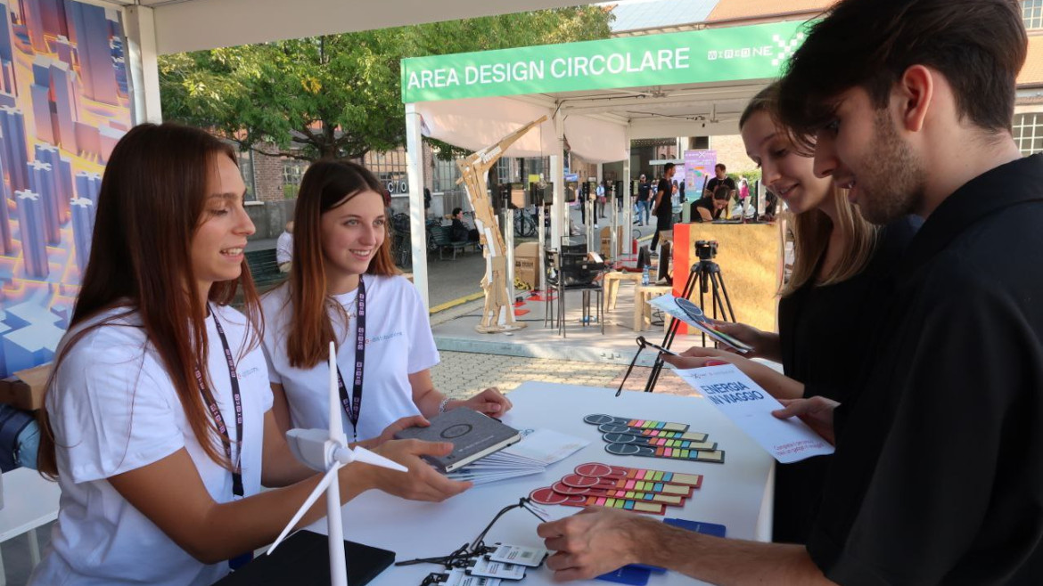 Stand E-D con persone