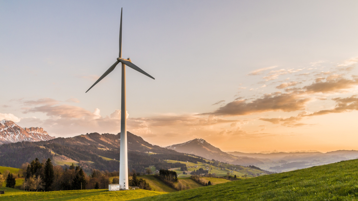 foto di una impianto eolico