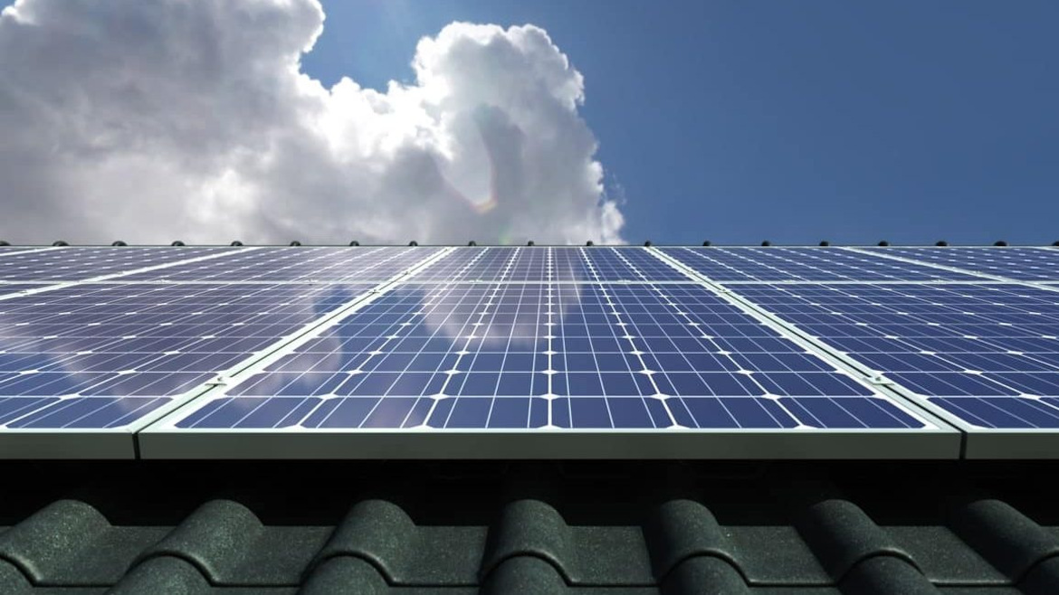 Foto di pannelli fotovoltaici su un tetto