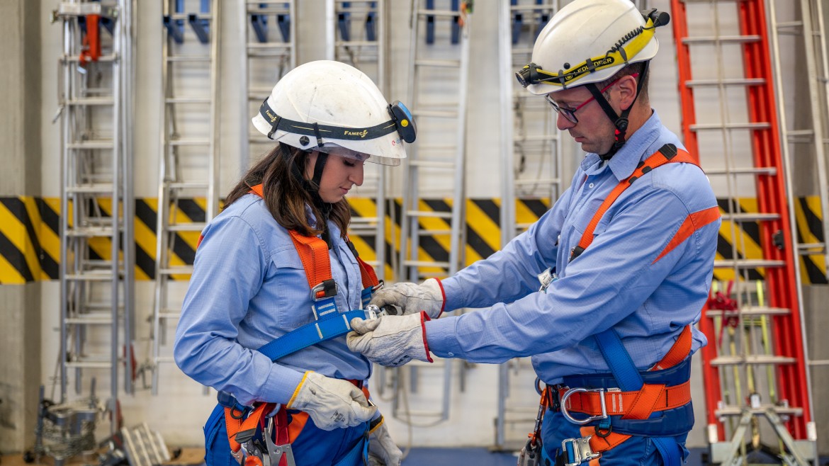 Foto formazione collega giovane e collega esperto