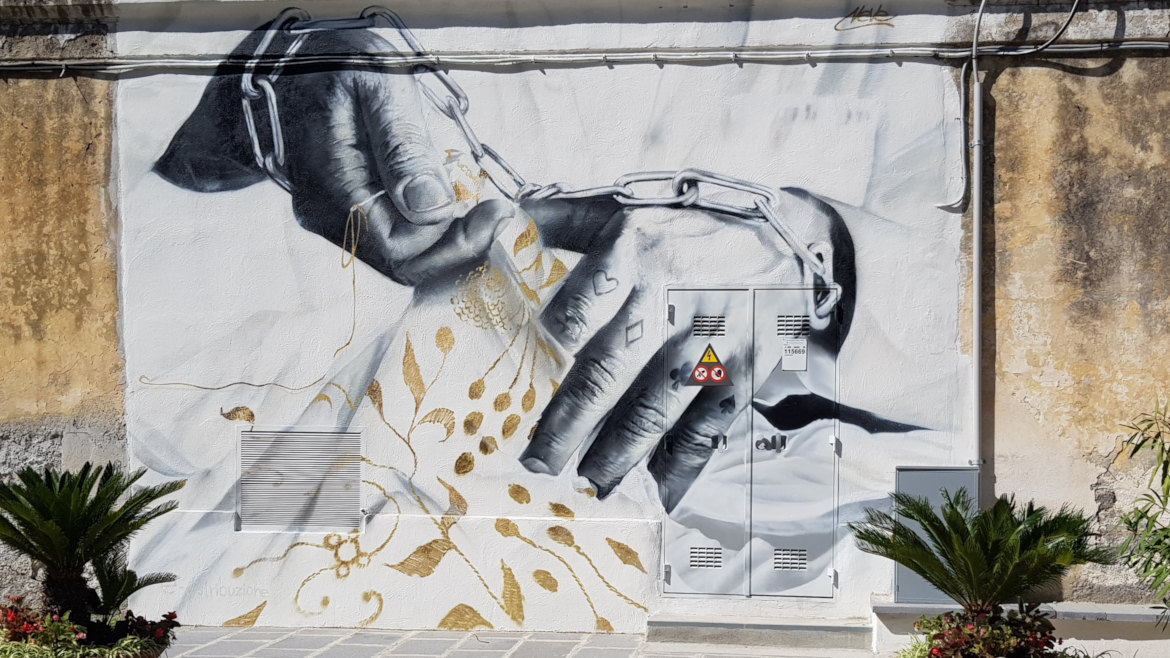 foto della street-art di una cabina a Procida