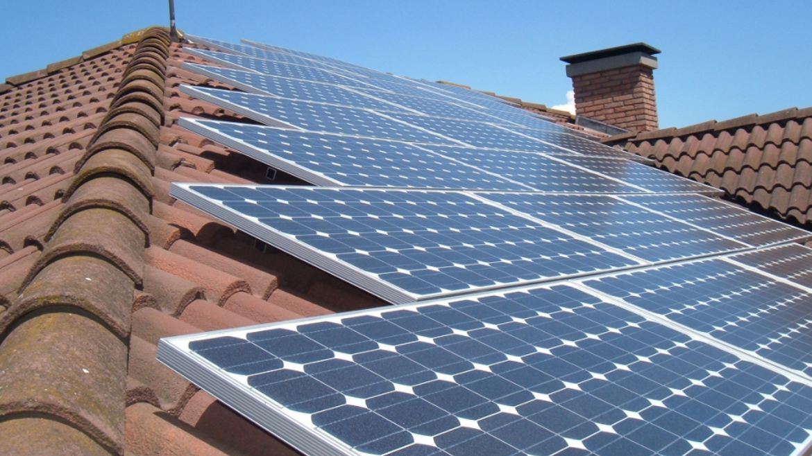 Foto di un tetto con pannelli fotovoltaici