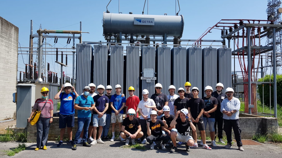 alcuni studenti davanti un trasformatore at/mt