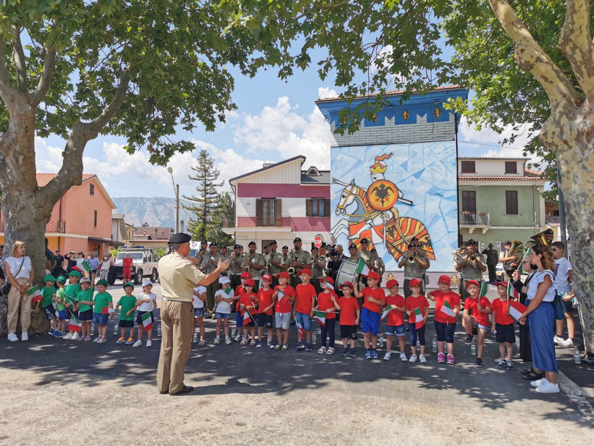 murales sulla cabina di scurcola marsicana durante l'inaugurazione