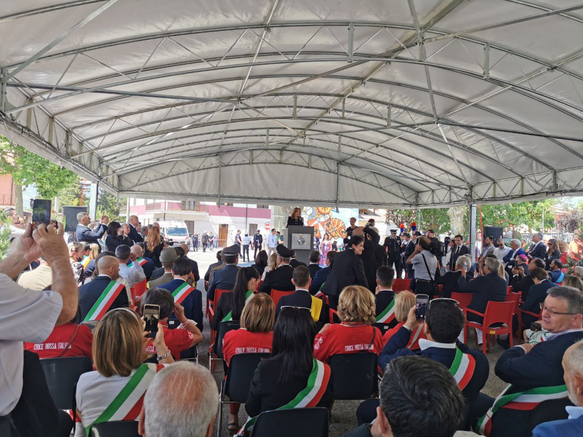 murales sulla cabina di scurcola marsicana durante l'inaugurazione