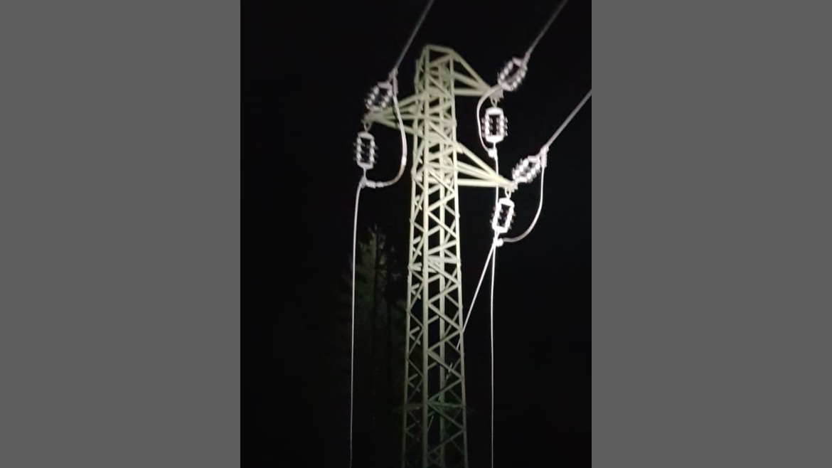 un traliccio con i conduttori rotti