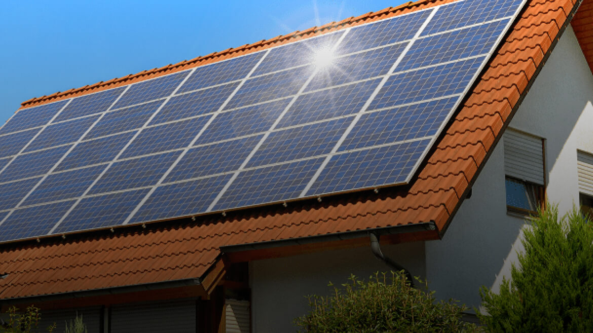 Immagine di un tetto con pannello fotovoltaico
