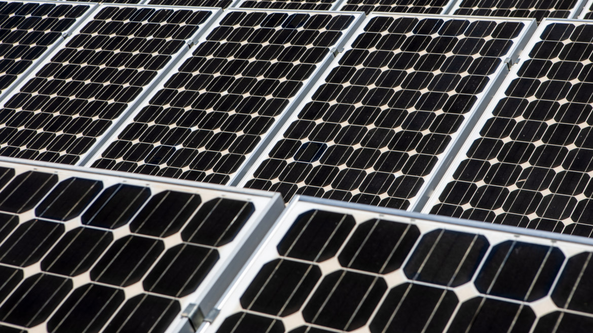 foto di pannelli fotovoltaici
